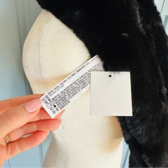 NWT Forever 21 Black Faux Fur Scarf - Picture 4 of 4